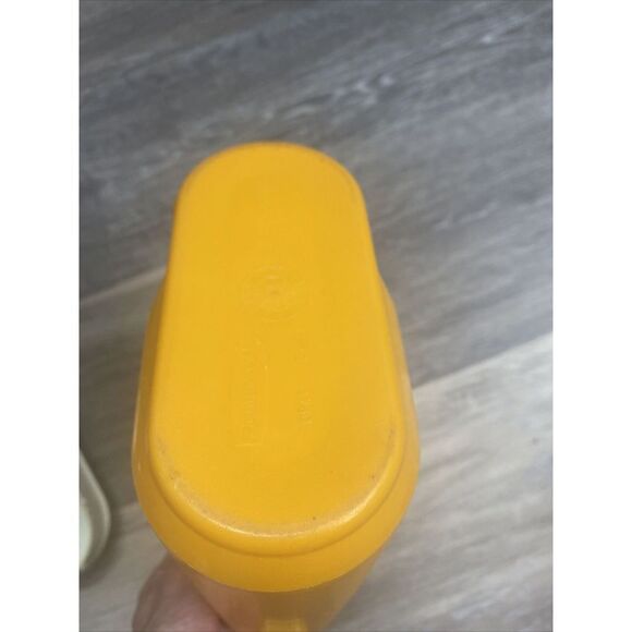 VINTAGE Rubbermaid EASY GRIP 1.5 quart Drink Pitcher W/ LID #0923 Yellow/Orange - Picture 7 of 9